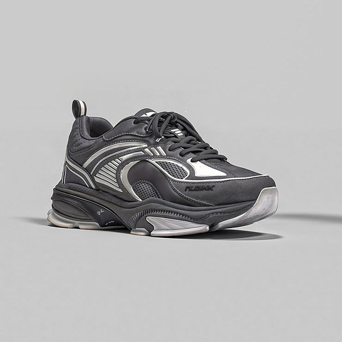 Het getextureerde 3D-model van de Nubikk-sneaker op grijze studioachtergrond