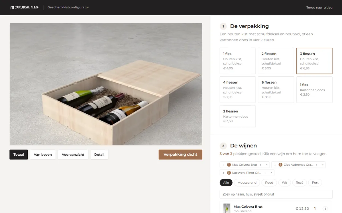 Live geschenkkistconfigurator van THE REAL MAG.: een gerenderde houten kist met schuifdeksel en drie wijnflessen in houtwol, naast de keuze uit kisten en dozen