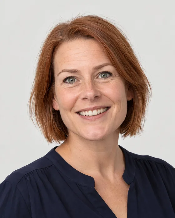 AI-gegenereerd portret van MAGGIE Lotte, merkstrateeg