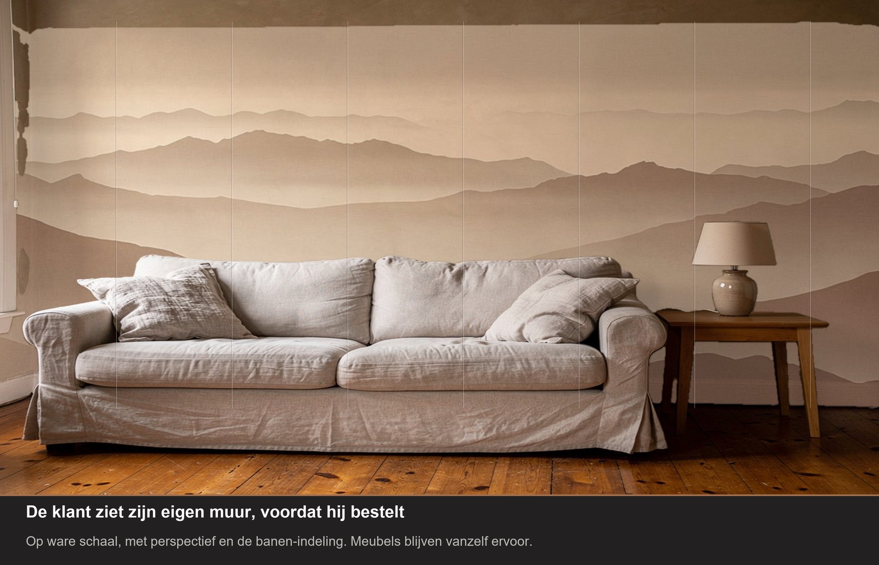 De MURA-configurator: een panorama-mural op de woonkamermuur, op ware schaal met de banen-indeling, terwijl de bank ervoor blijft staan